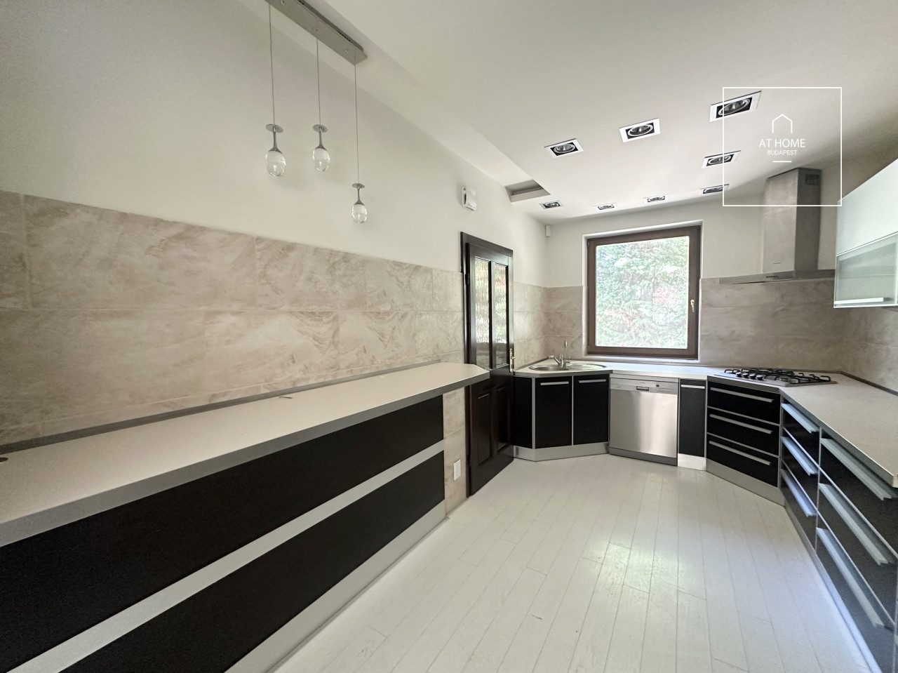 Three-storey 500 sqm family house in District III, Testvérhegy