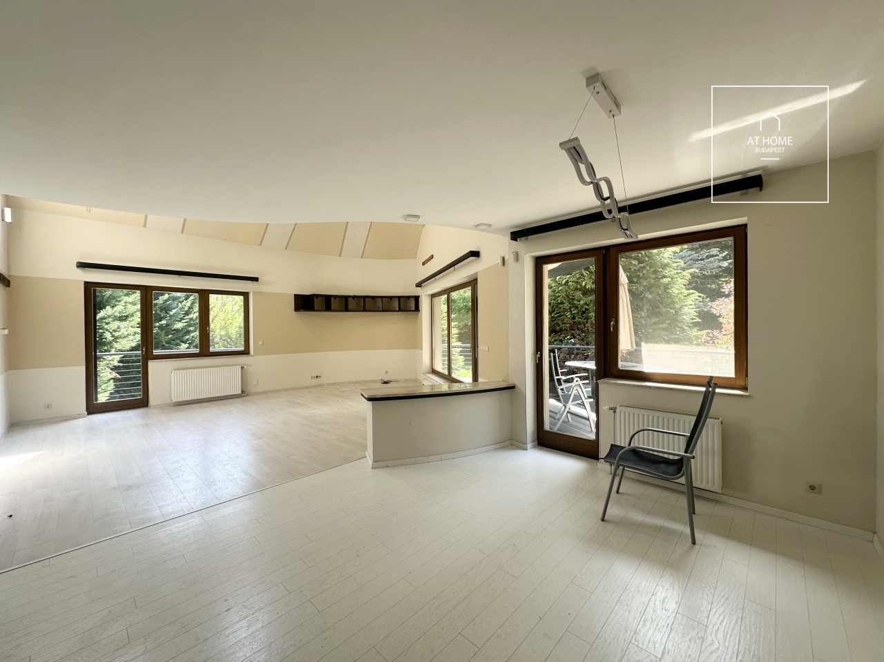 Three-storey 500 sqm family house in District III, Testvérhegy