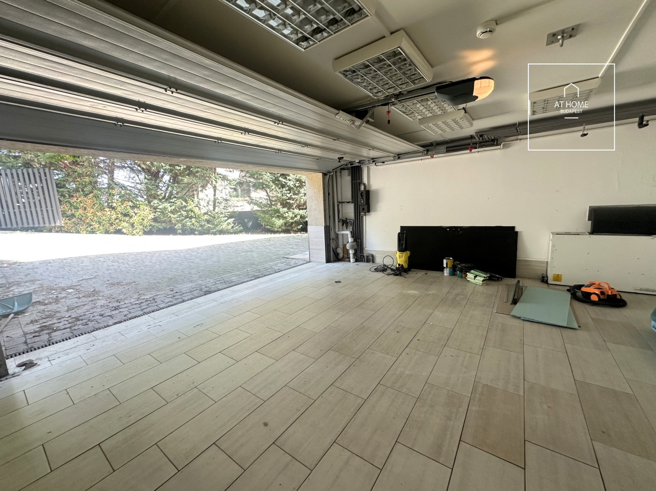 Three-storey 500 sqm family house in District III, Testvérhegy