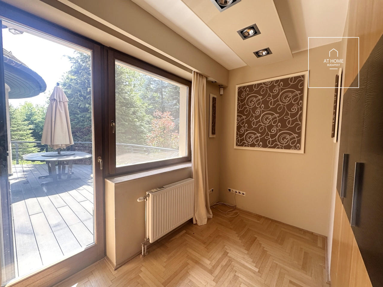 Three-storey 500 sqm family house in District III, Testvérhegy