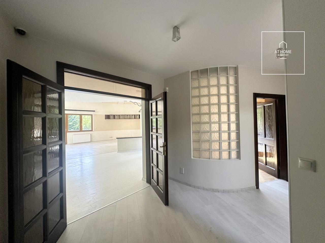 Three-storey 500 sqm family house in District III, Testvérhegy