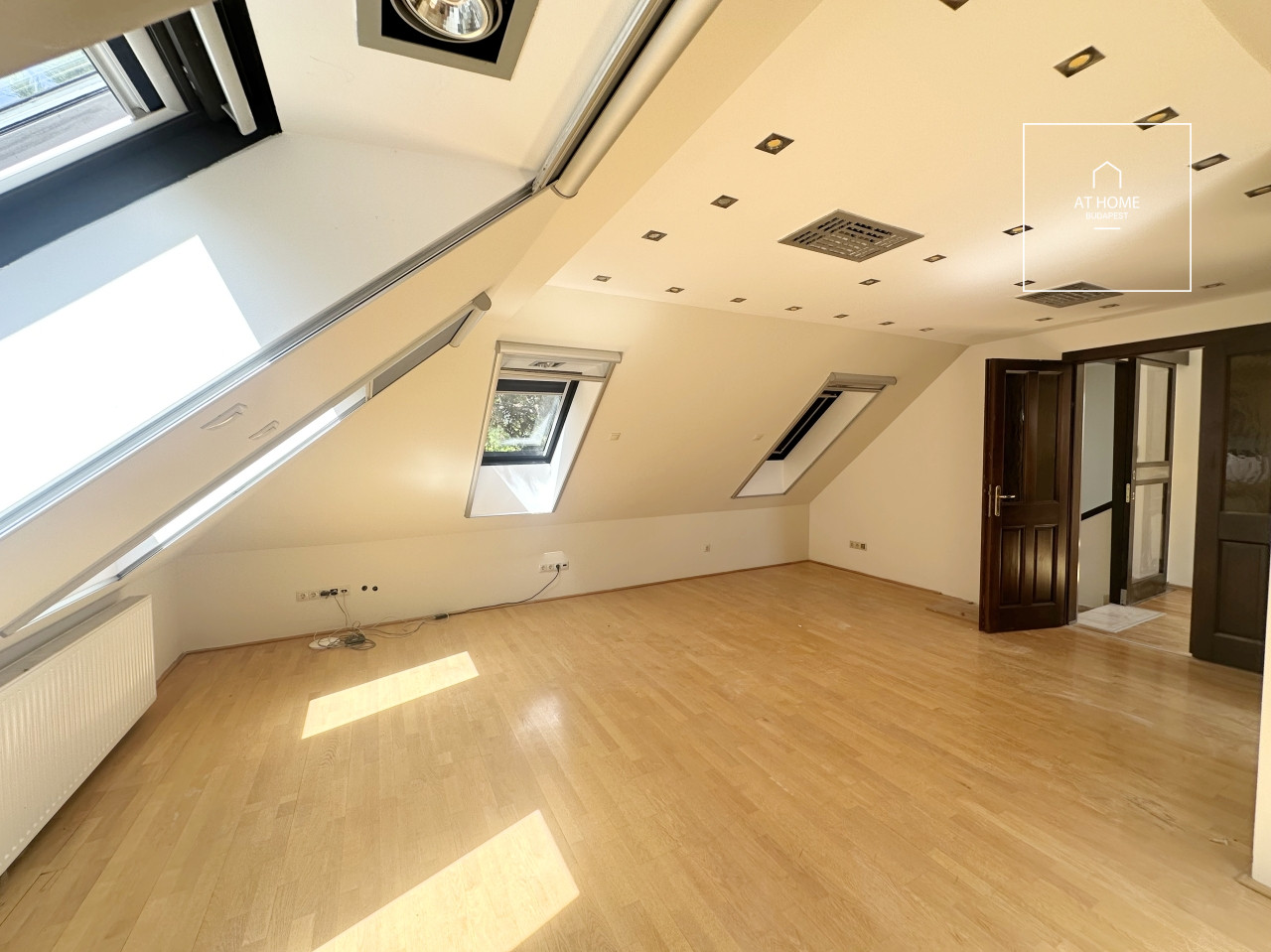 Three-storey 500 sqm family house in District III, Testvérhegy