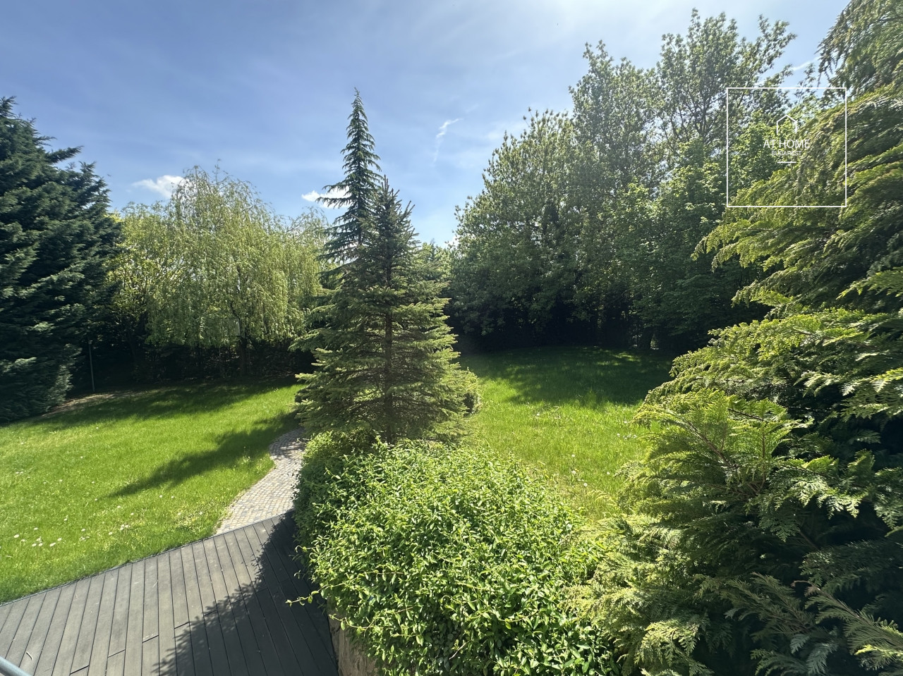 Three-storey 500 sqm family house in District III, Testvérhegy