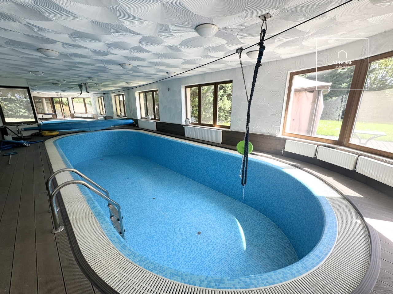 Three-storey 500 sqm family house in District III, Testvérhegy