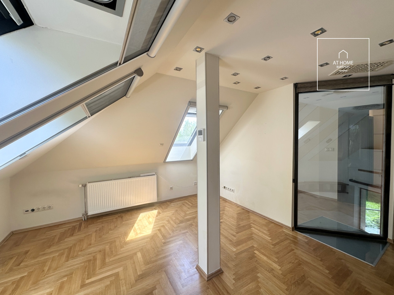 Three-storey 500 sqm family house in District III, Testvérhegy