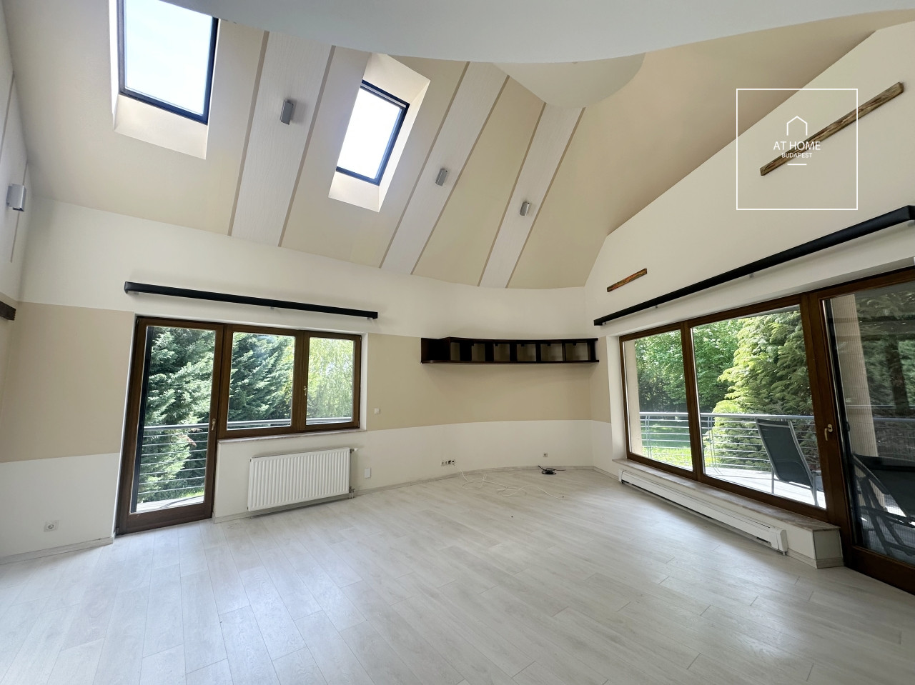 Three-storey 500 sqm family house in District III, Testvérhegy