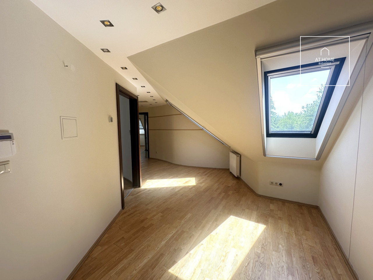 Three-storey 500 sqm family house in District III, Testvérhegy