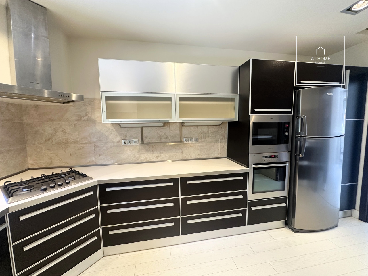 Three-storey 500 sqm family house in District III, Testvérhegy