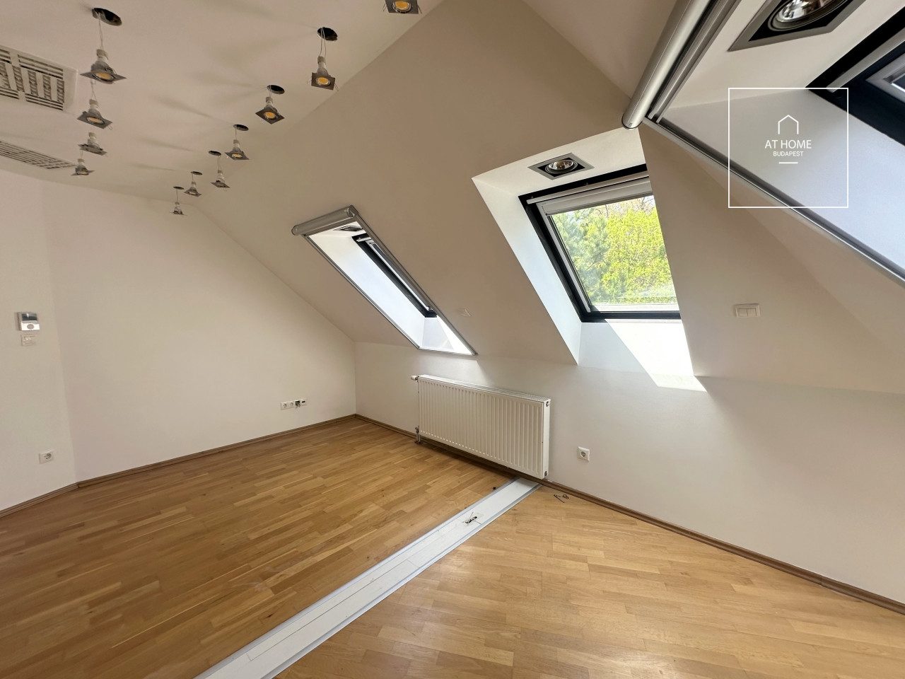 Three-storey 500 sqm family house in District III, Testvérhegy