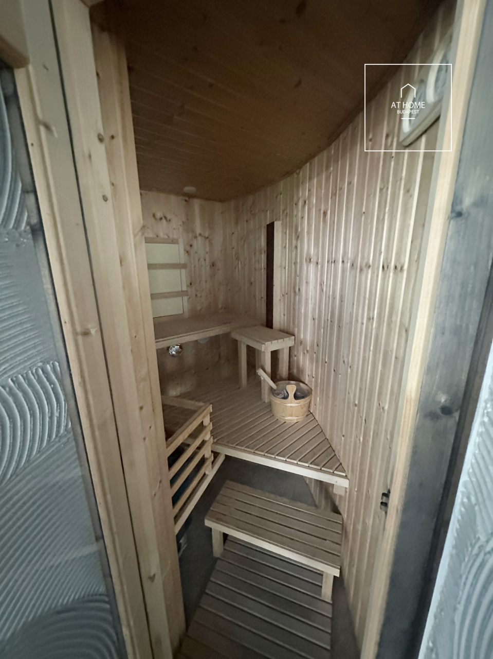 Three-storey 500 sqm family house in District III, Testvérhegy