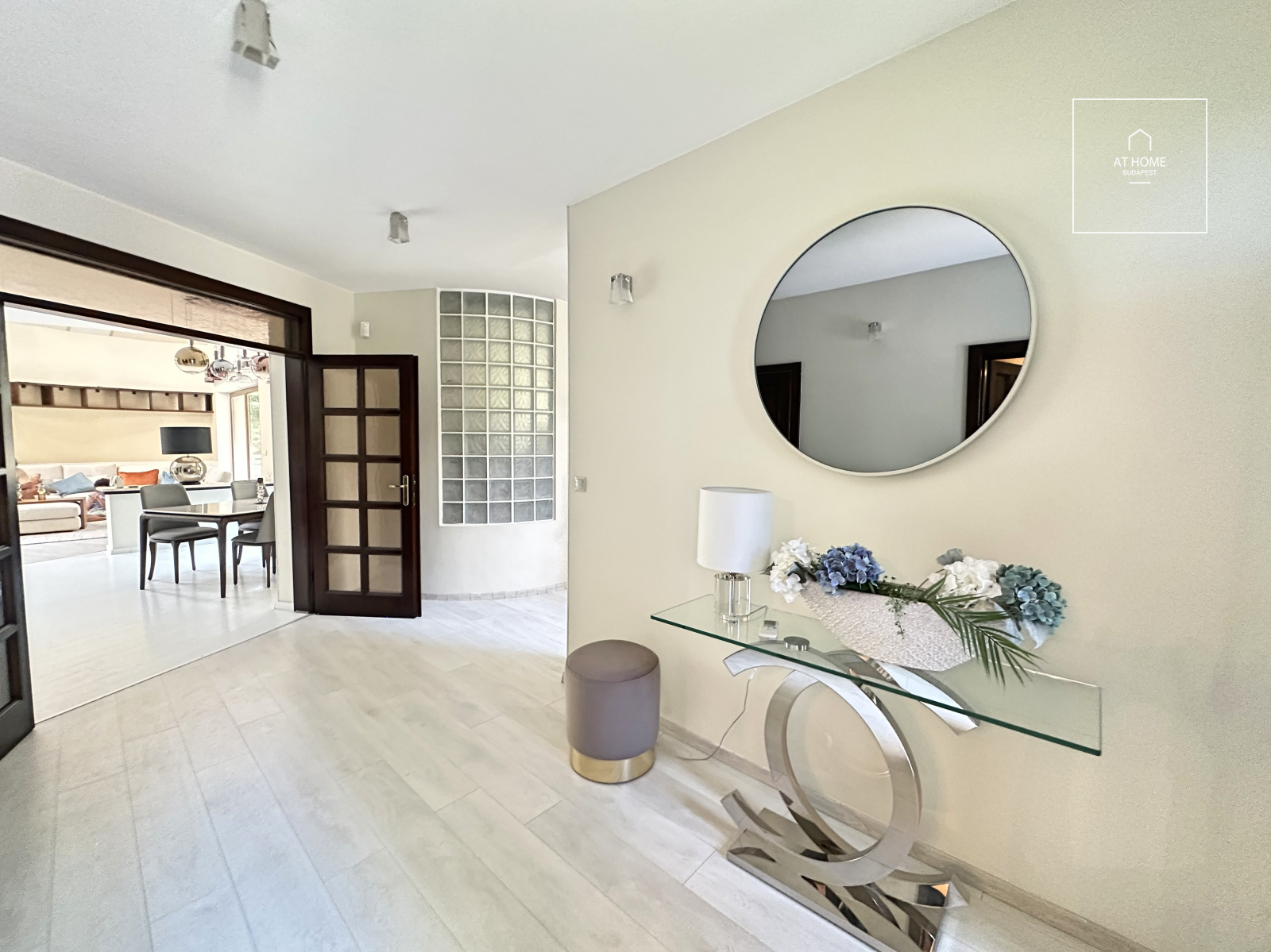Three-storey 500 sqm family house in District III, Testvérhegy