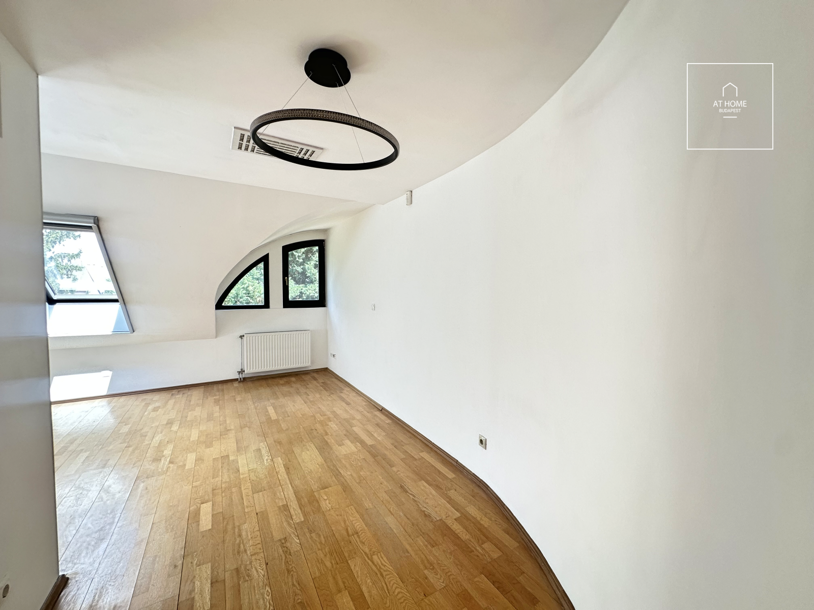 Three-storey 500 sqm family house in District III, Testvérhegy