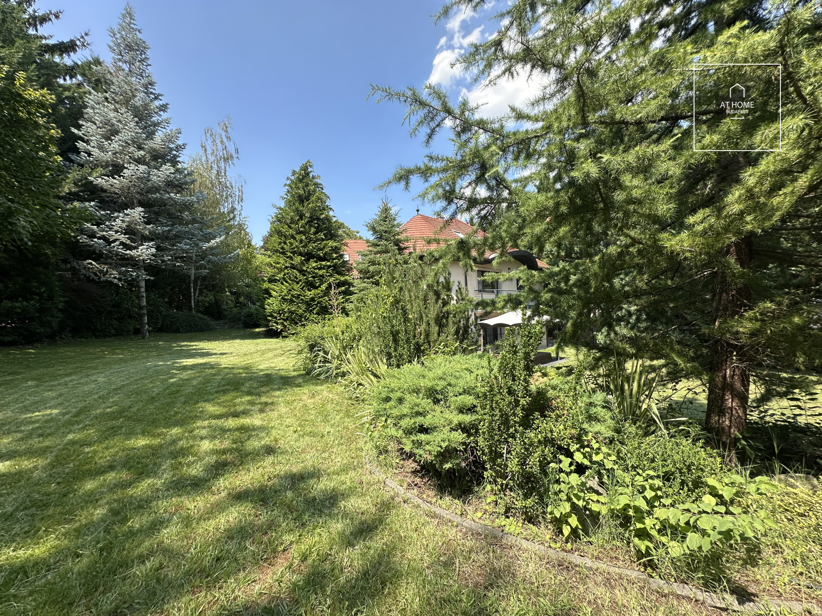 Three-storey 500 sqm family house in District III, Testvérhegy