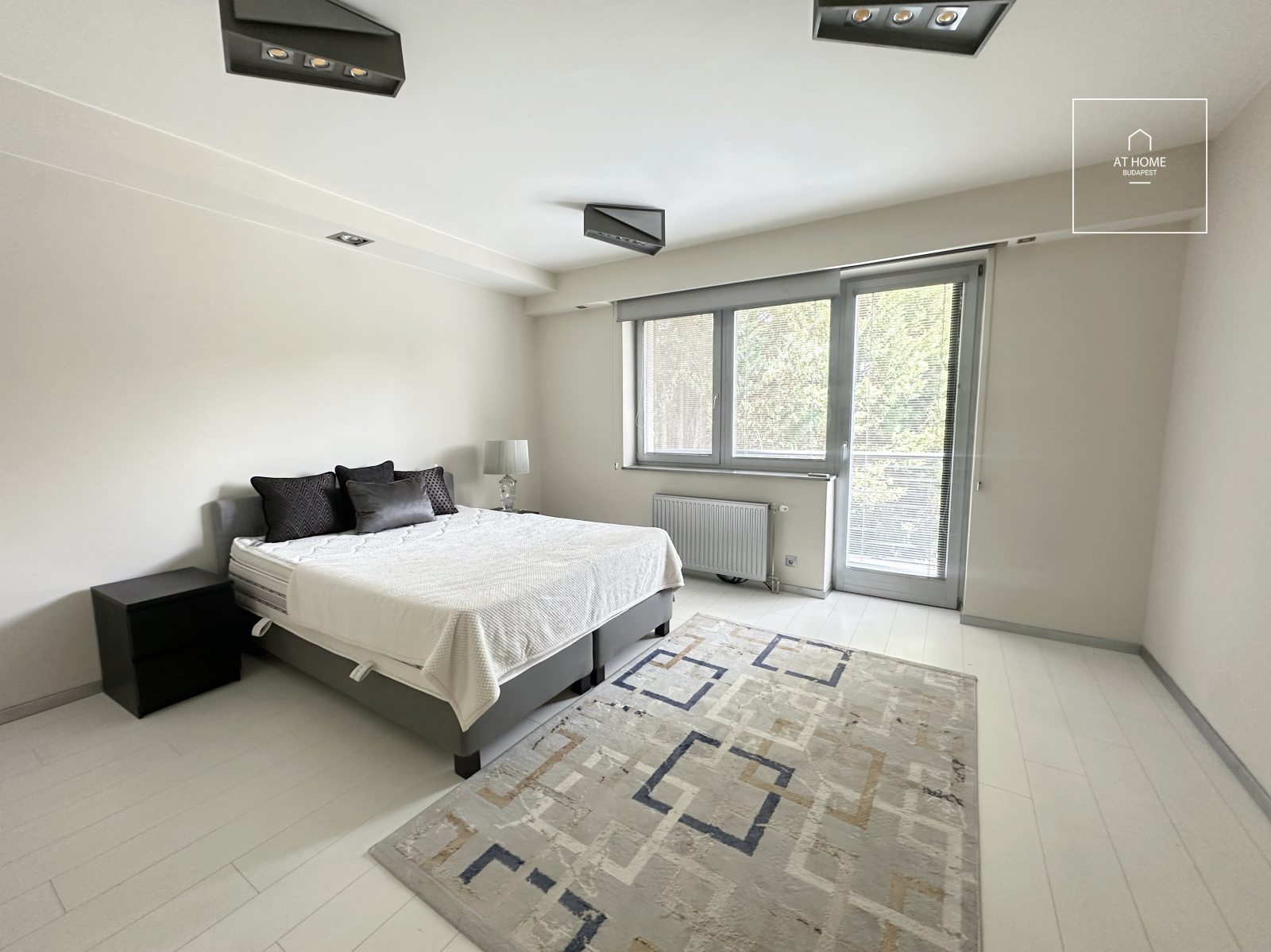 Three-storey 500 sqm family house in District III, Testvérhegy