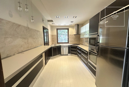 Three-storey 500 sqm family house in District III, Testvérhegy