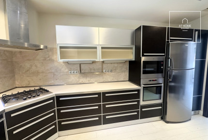 Three-storey 500 sqm family house in District III, Testvérhegy