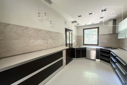 Three-storey 500 sqm family house in District III, Testvérhegy