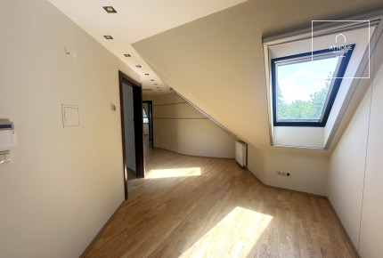 Three-storey 500 sqm family house in District III, Testvérhegy