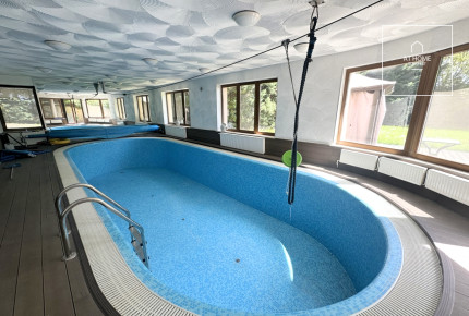 Three-storey 500 sqm family house in District III, Testvérhegy