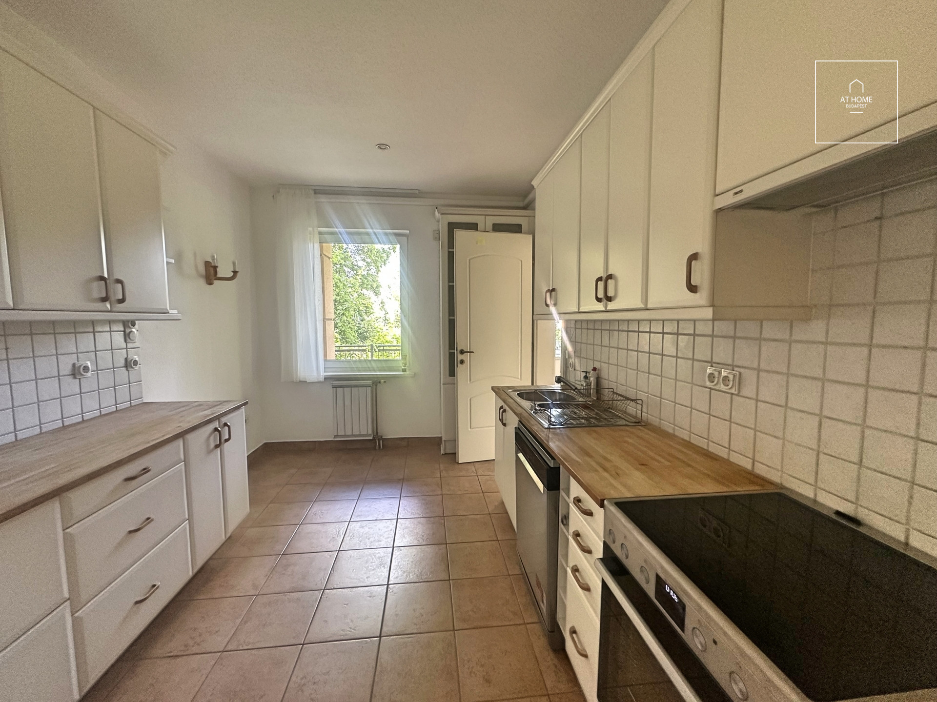 3 bedroom apartment with huge terrace and garden connecton for rent Budapest II. district, Szépilona