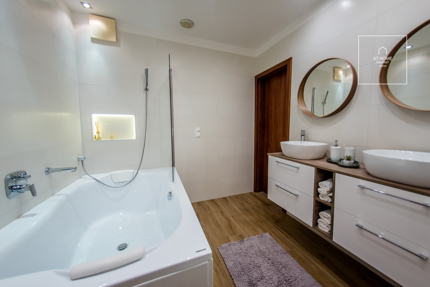 Panoramic apartment with huge terrace in Budapest, 13th district, Marina shore