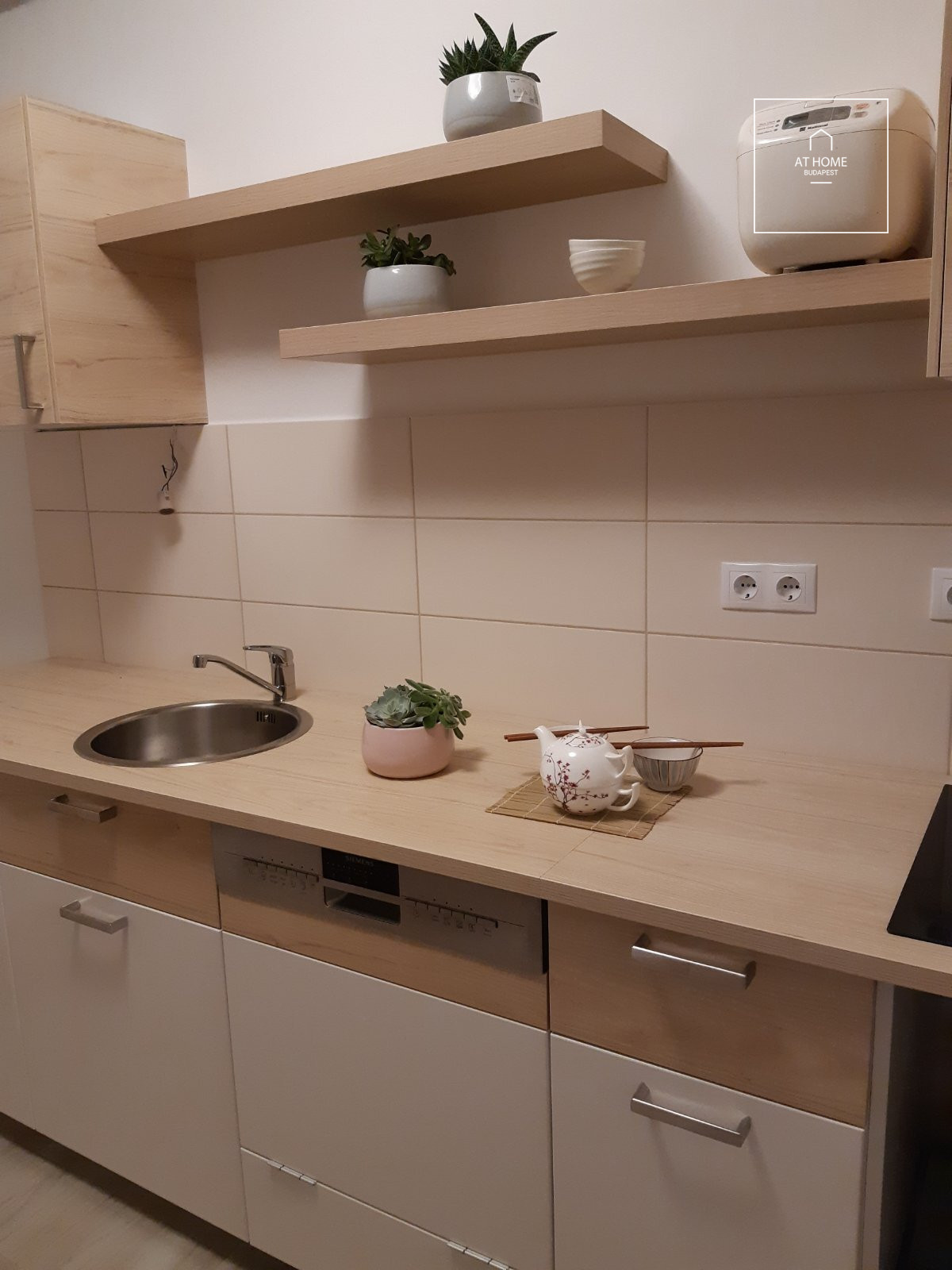 Világos, modern lakás kiadó Újlipótvárosban, portaszolgálatos épületben