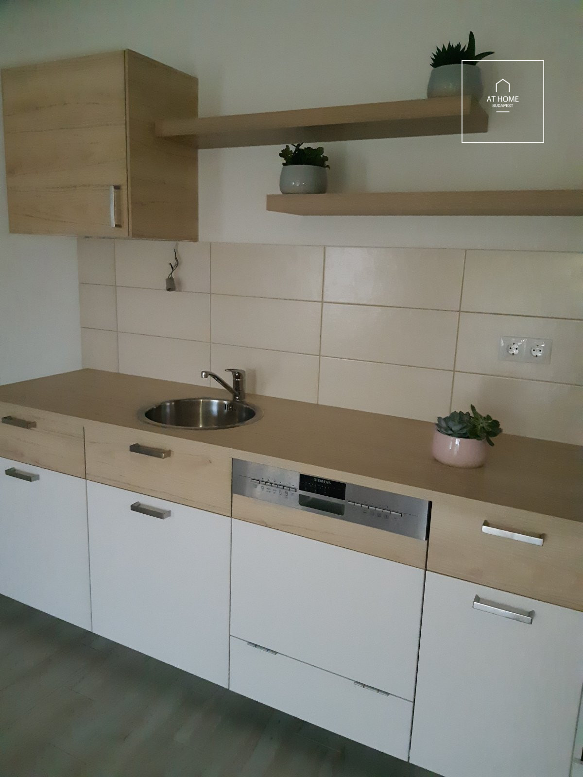 Világos, modern lakás kiadó Újlipótvárosban, portaszolgálatos épületben