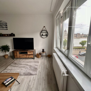 Renovated 80 sqm panoramic-view apartment in District II, Víziváros