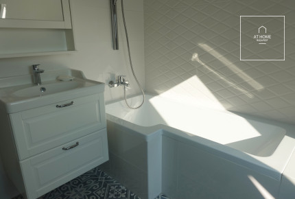 Refurbished 4-bedroom apartment for rent in the XII. district