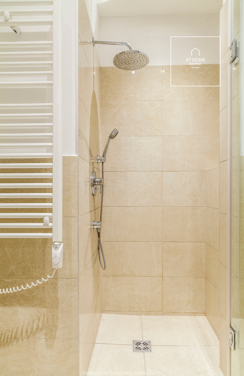 Napfényes 121 nm-es 3 hálószobás lakás a VI. kerületben