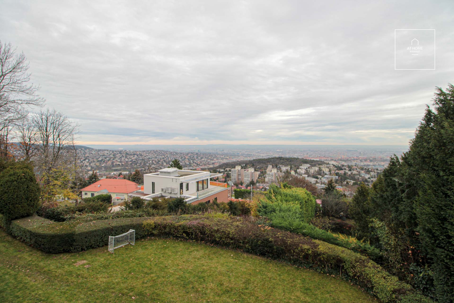 Eladó panorámás villalakás Budapesten, a  XII. kerületben, Istenhegyen