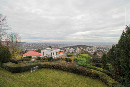 Eladó panorámás villalakás Budapesten, a  XII. kerületben, Istenhegyen