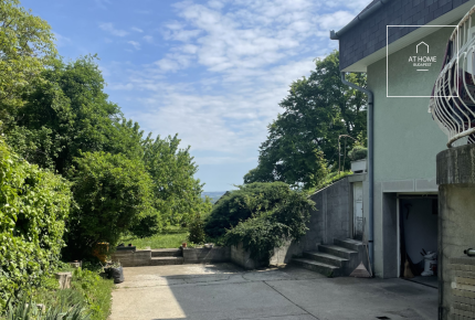 Three-storey semi-detached house in a green residential area District III, Testvérhegy