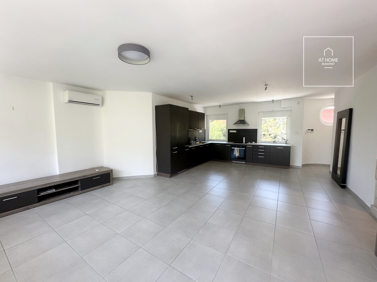 Renovated 4-storey, 4-bedroom townhouse in District II, Zöldmál