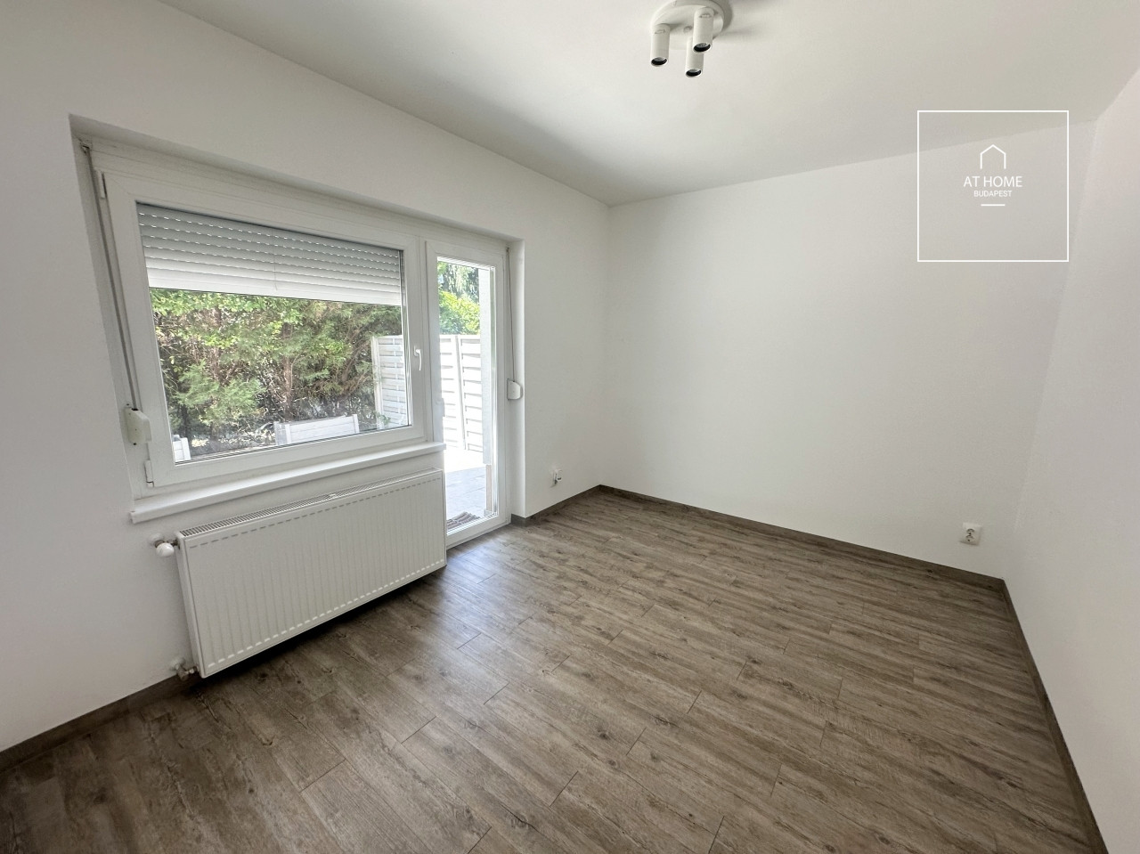 Renovated 4-storey, 4-bedroom townhouse in District II, Zöldmál