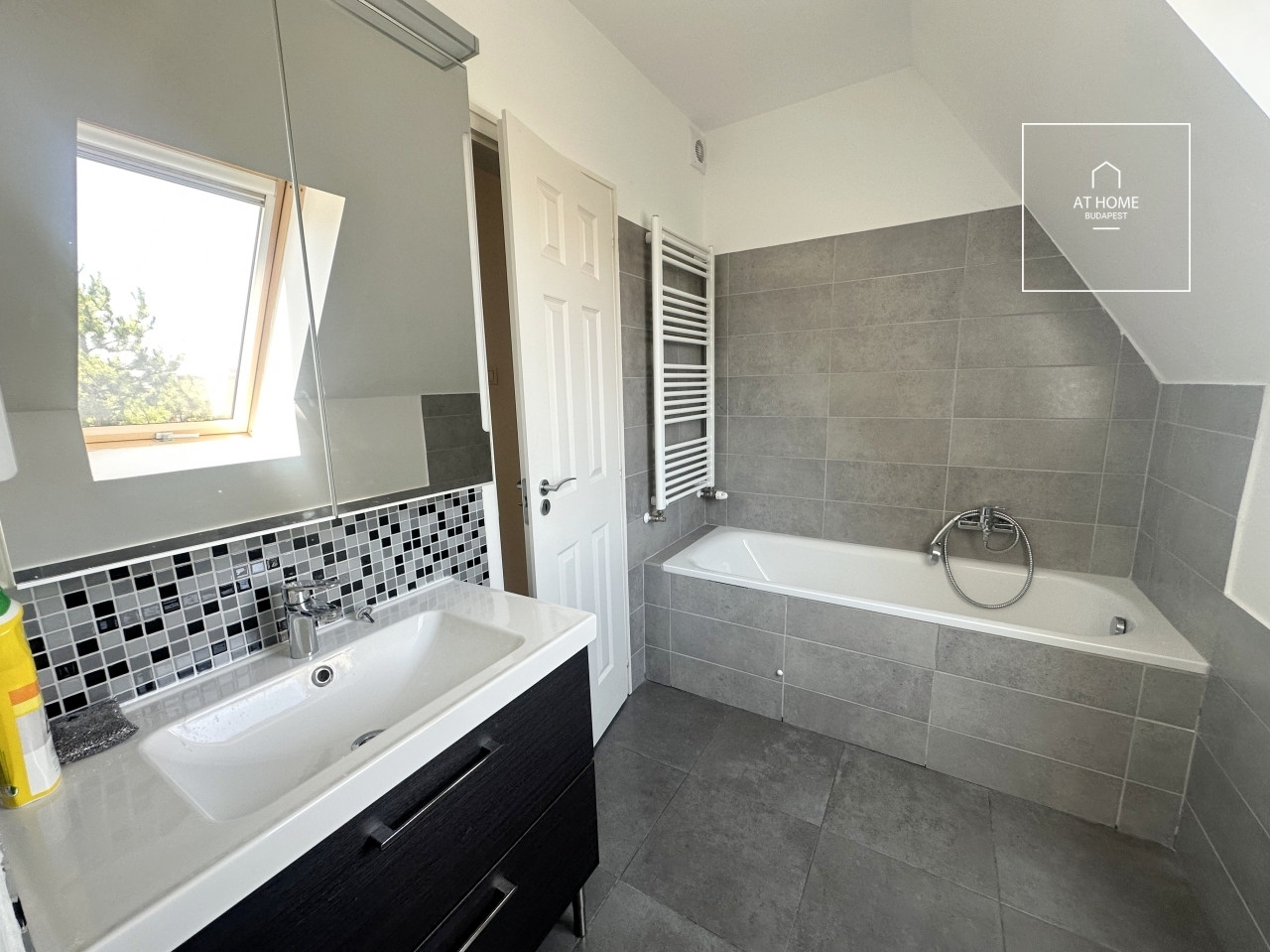 Felújított 4 szintes 4 hálószobás sorház II. kerület, Zöldmál