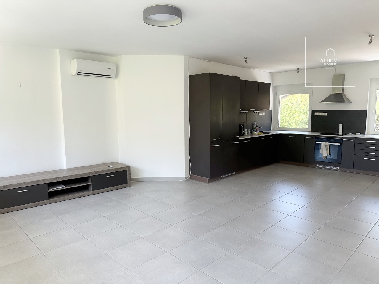 Renovated 4-storey, 4-bedroom townhouse in District II, Zöldmál