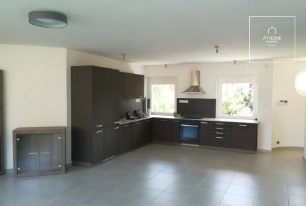 Renovated 4-storey, 4-bedroom townhouse in District II, Zöldmál