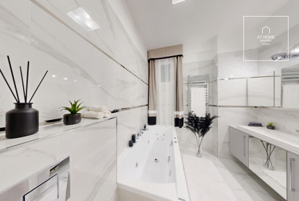 Renovated 100 sqm Luxury Apartment with 2 Balconies in District V, Downtown, Budapest