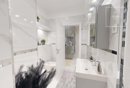 Renovated 100 sqm Luxury Apartment with 2 Balconies in District V, Downtown, Budapest
