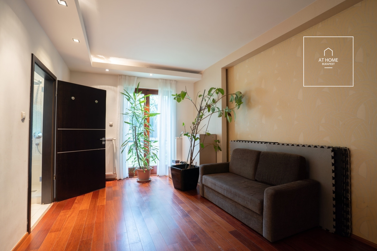 Zöldövezeti 2 szintes családi ház ősfás telken II/A. kerület, Adyliget