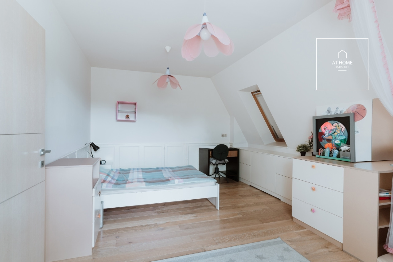 Zöldövezeti 2 szintes családi ház ősfás telken II/A. kerület, Adyliget