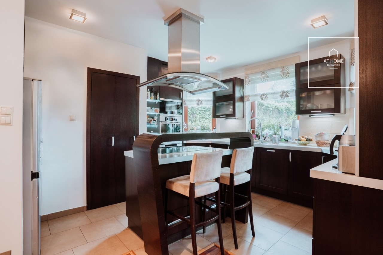 Zöldövezeti 2 szintes családi ház ősfás telken II/A. kerület, Adyliget