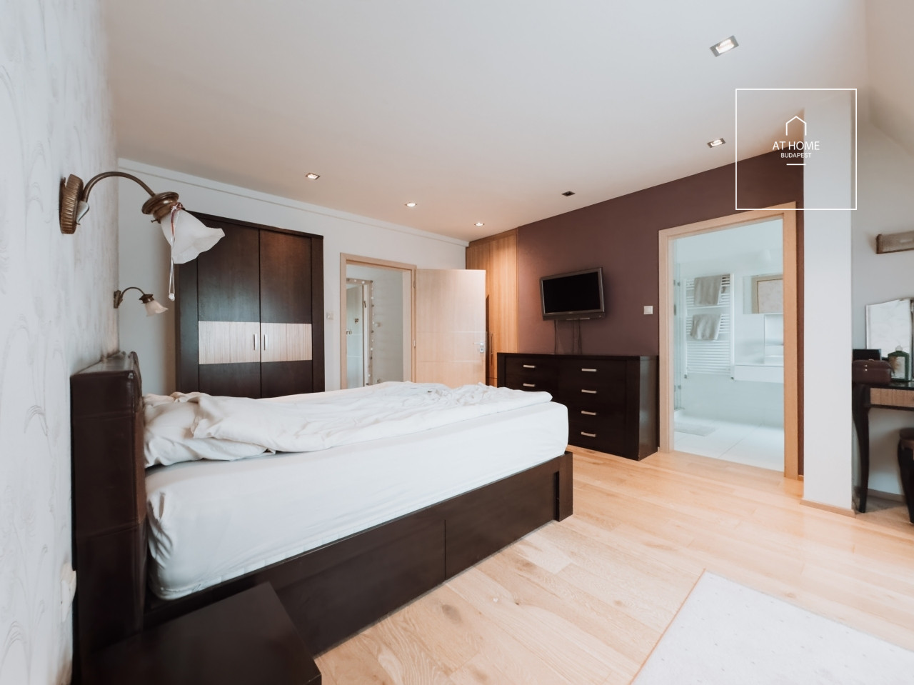 Two-storey family house in a green residential area in District II/A, Adyliget