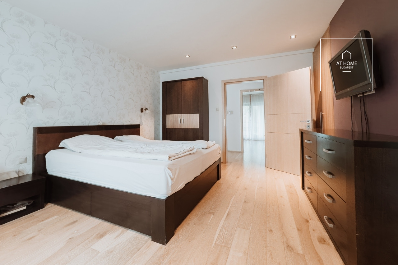 Two-storey family house in a green residential area in District II/A, Adyliget