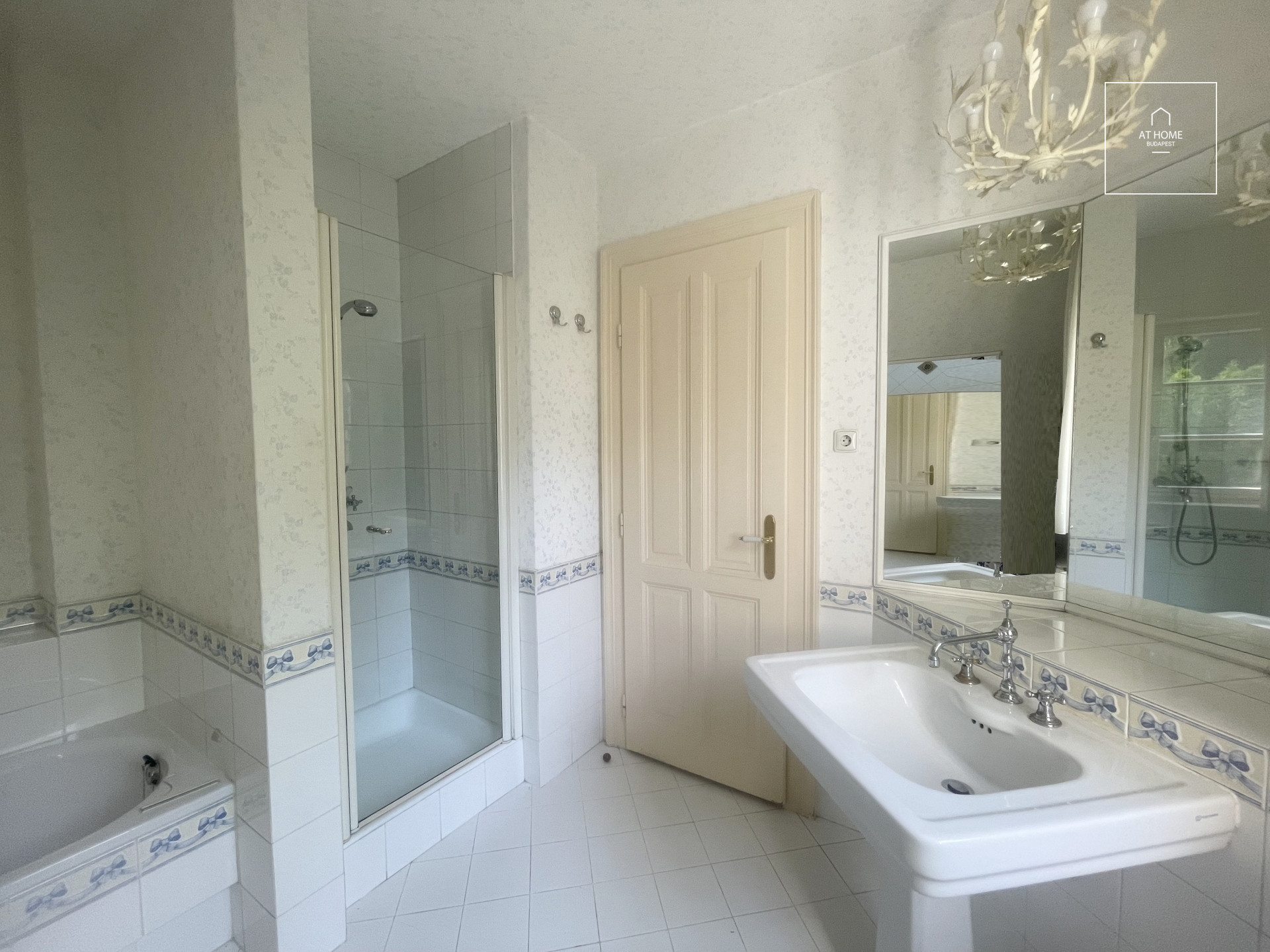 Classic, refurbished villa in Budapest, 2nd district, Törökvész