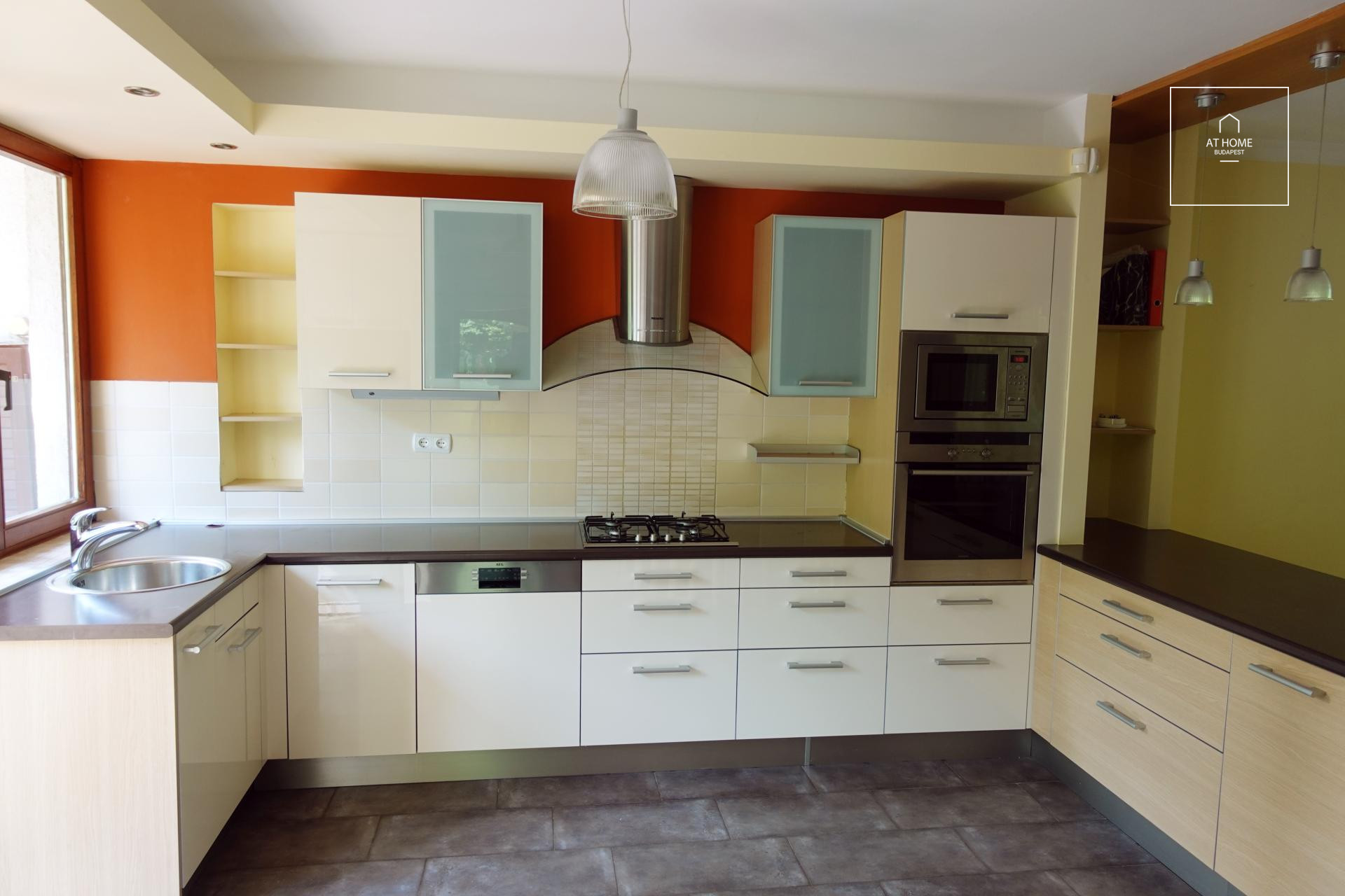 Semi-detached house for rent in Budapest XII. district, Farkasvölgy