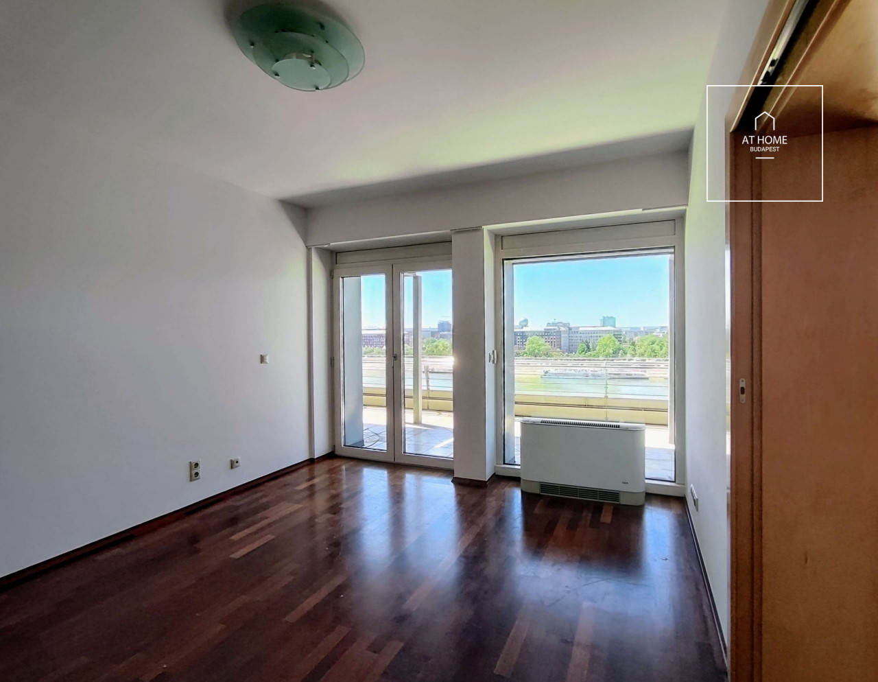 182 sqm panoramic apartment with 2 bedrooms in District IX, Millennial City Center