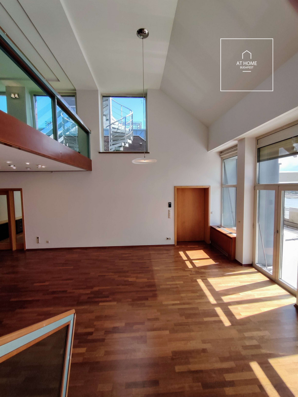 182 sqm panoramic apartment with 2 bedrooms in District IX, Millennial City Center