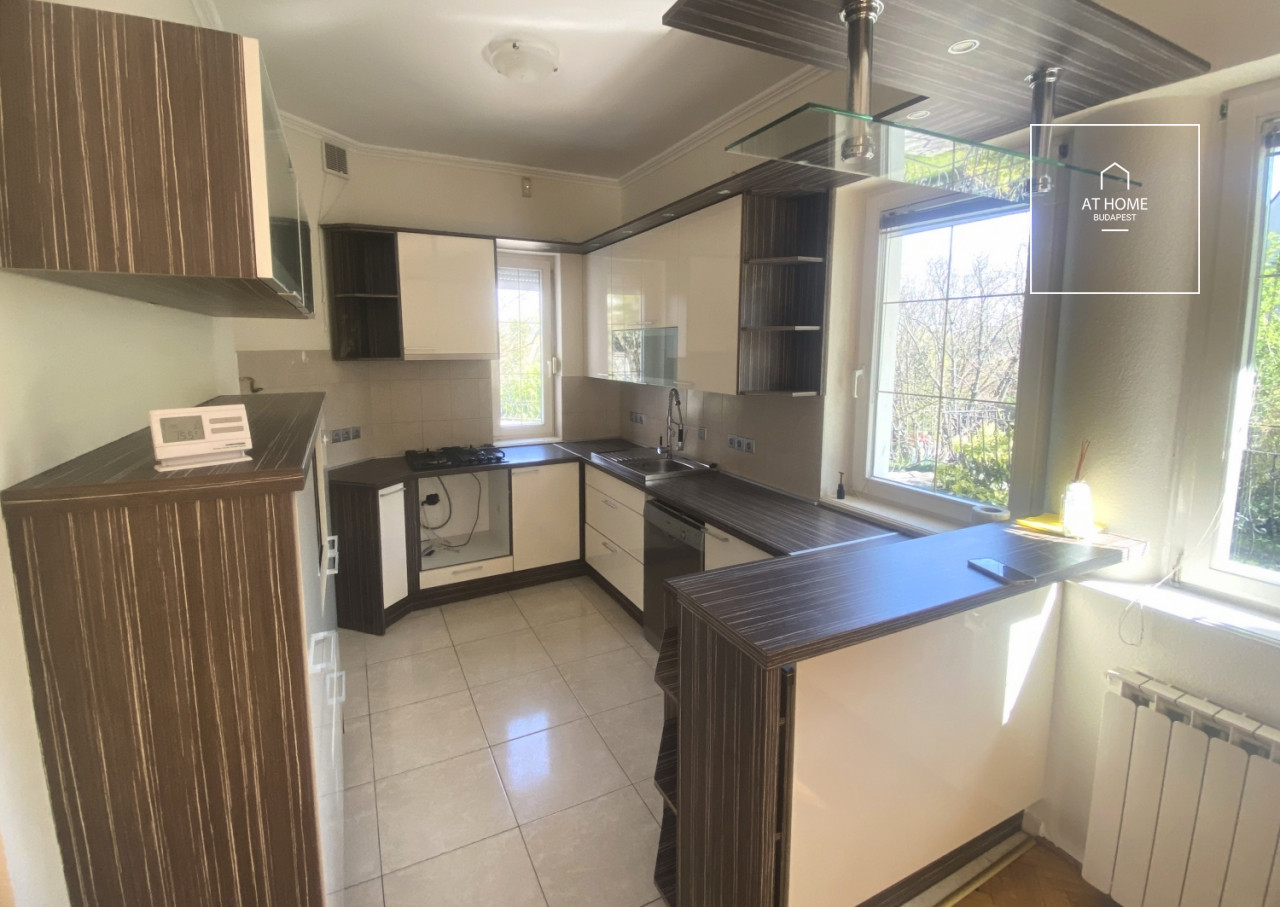 Renovated 250 sqm four-story semi-detached house with 6 bedrooms in District XII